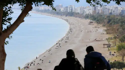 Antalya Kışı Pas Geçti: Deniz Keyfi Soğuk Hava Dinlemedi!